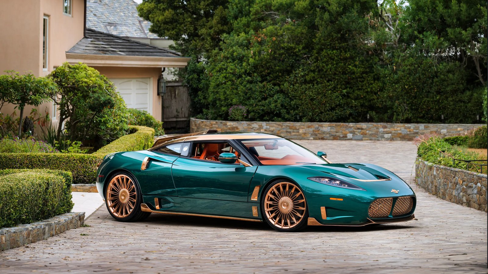 Spyker C8 Preliator XXV in Quail Green with rose-gold wheels, side three-quarter
